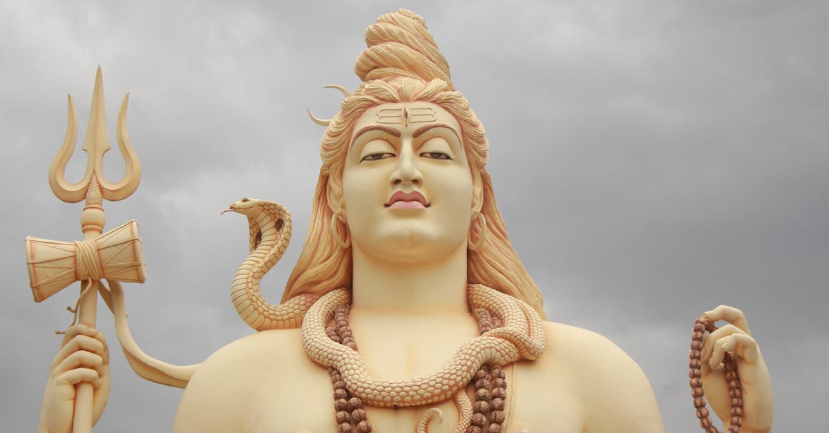 Qual é a história fascinante do deus Shiva?