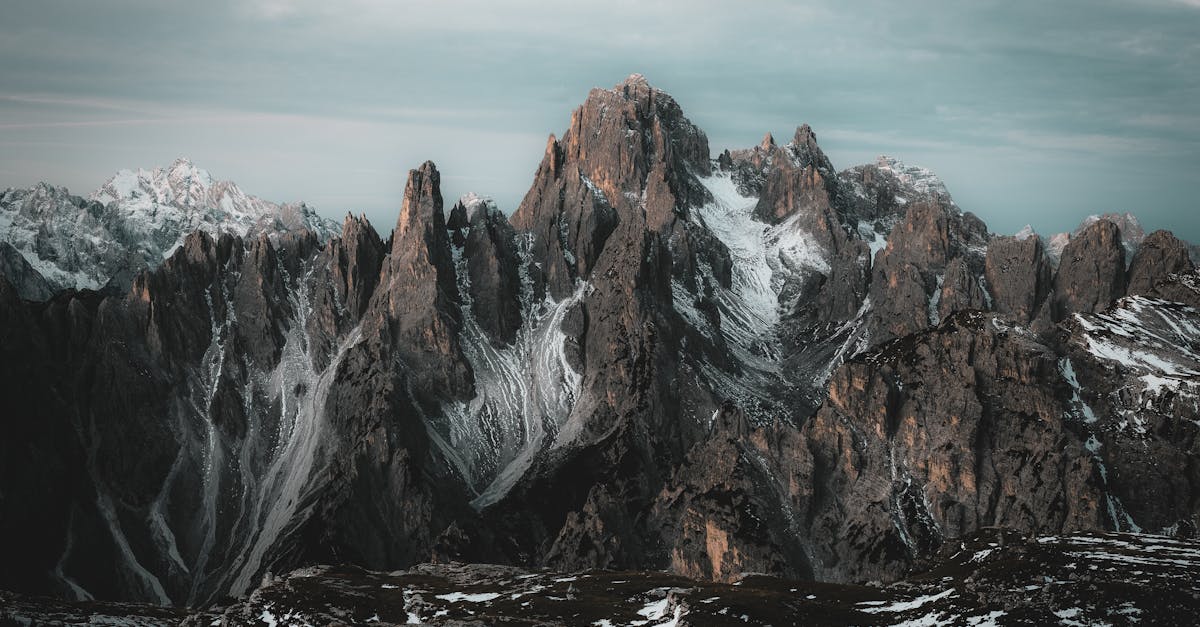 Qual é a região italiana totalmente cercada pela Suíça?