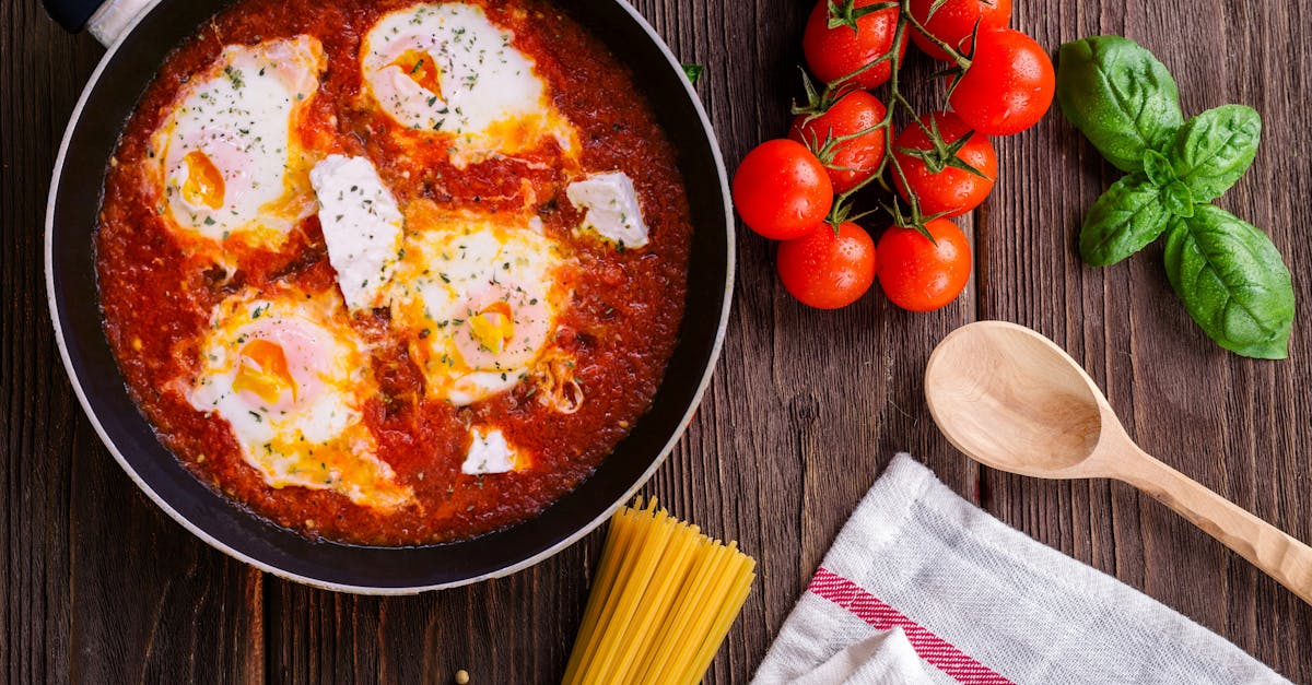 Qual receita deliciosa posso fazer com muitos tomates?