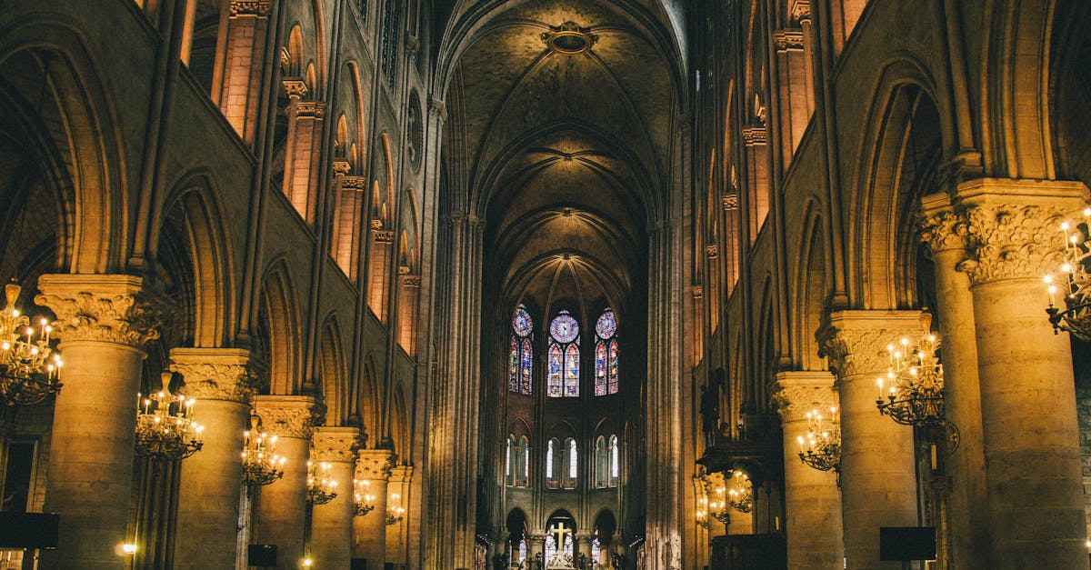 Quantos anos tem a Catedral de Notre Dame em Paris?