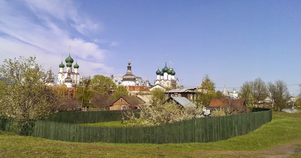 Como as religiões populares moldaram a Rus' de Kiev?