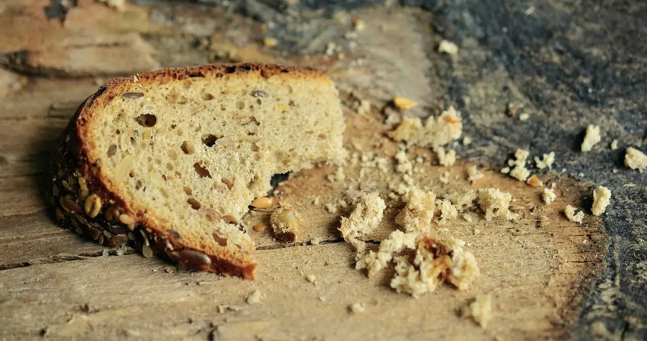 Como fazer uma base de torta crocante com farinha de rosca?