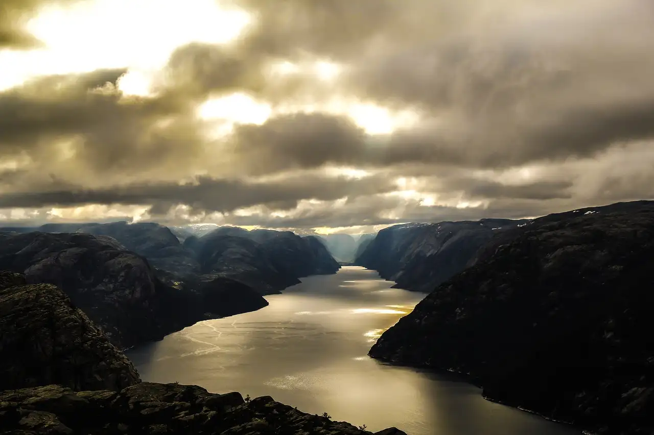 Como visitar os impressionantes fiordes de Lysefjord na Noruega?