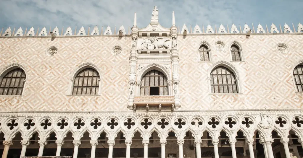 Onde está localizado o Palácio dos Doges em Veneza?