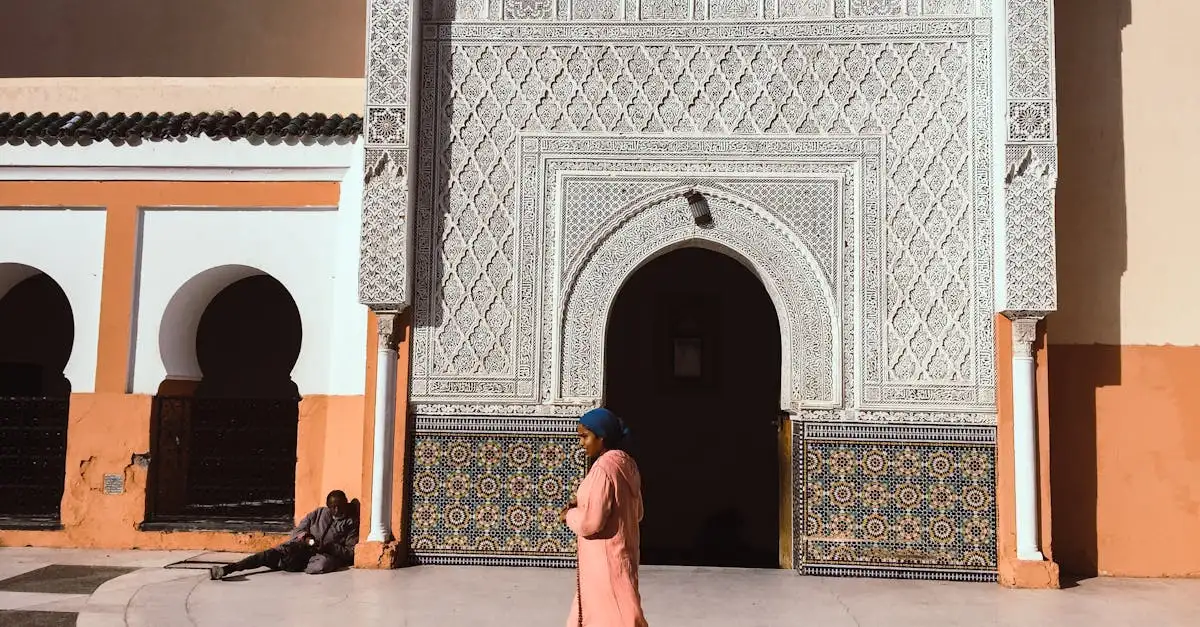 Por que a mesquita Koutoubia é famosa em Marrakech?