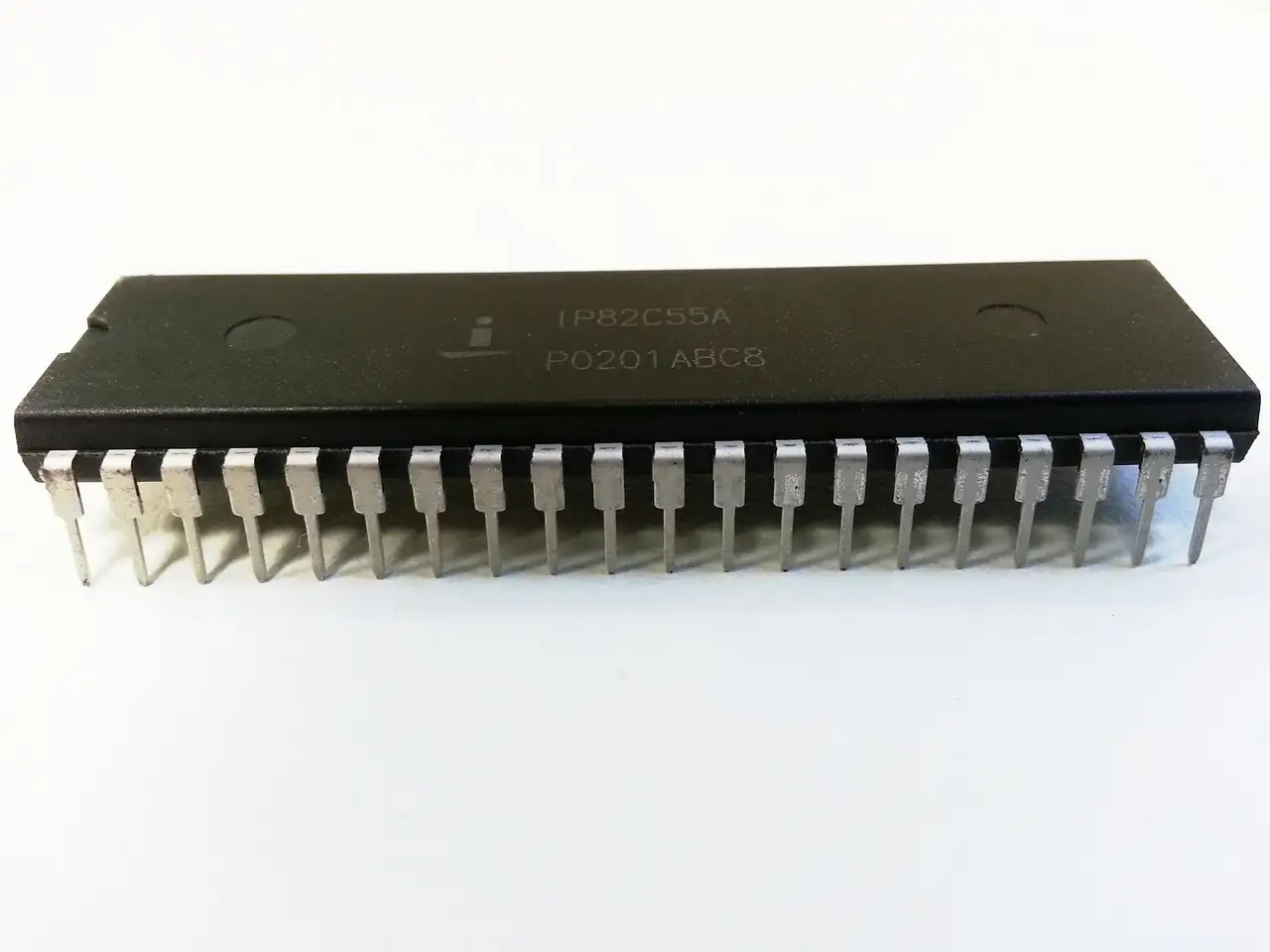 Por que a transição de tubos de vácuo para transistores revolucionou?