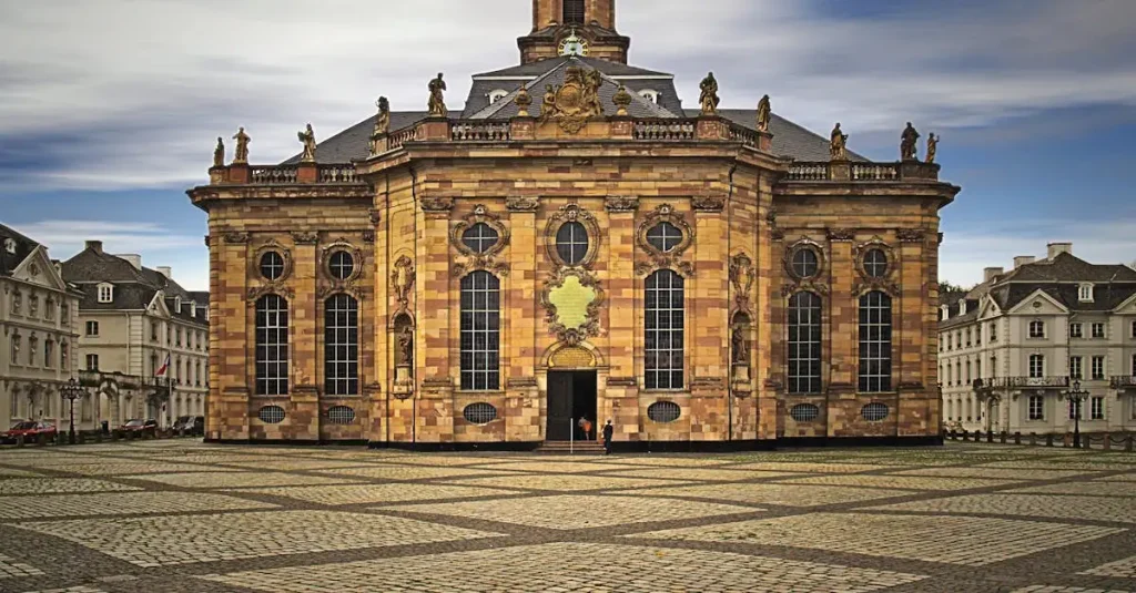 Quais são os edifícios históricos e museus imperdíveis em Saarland?