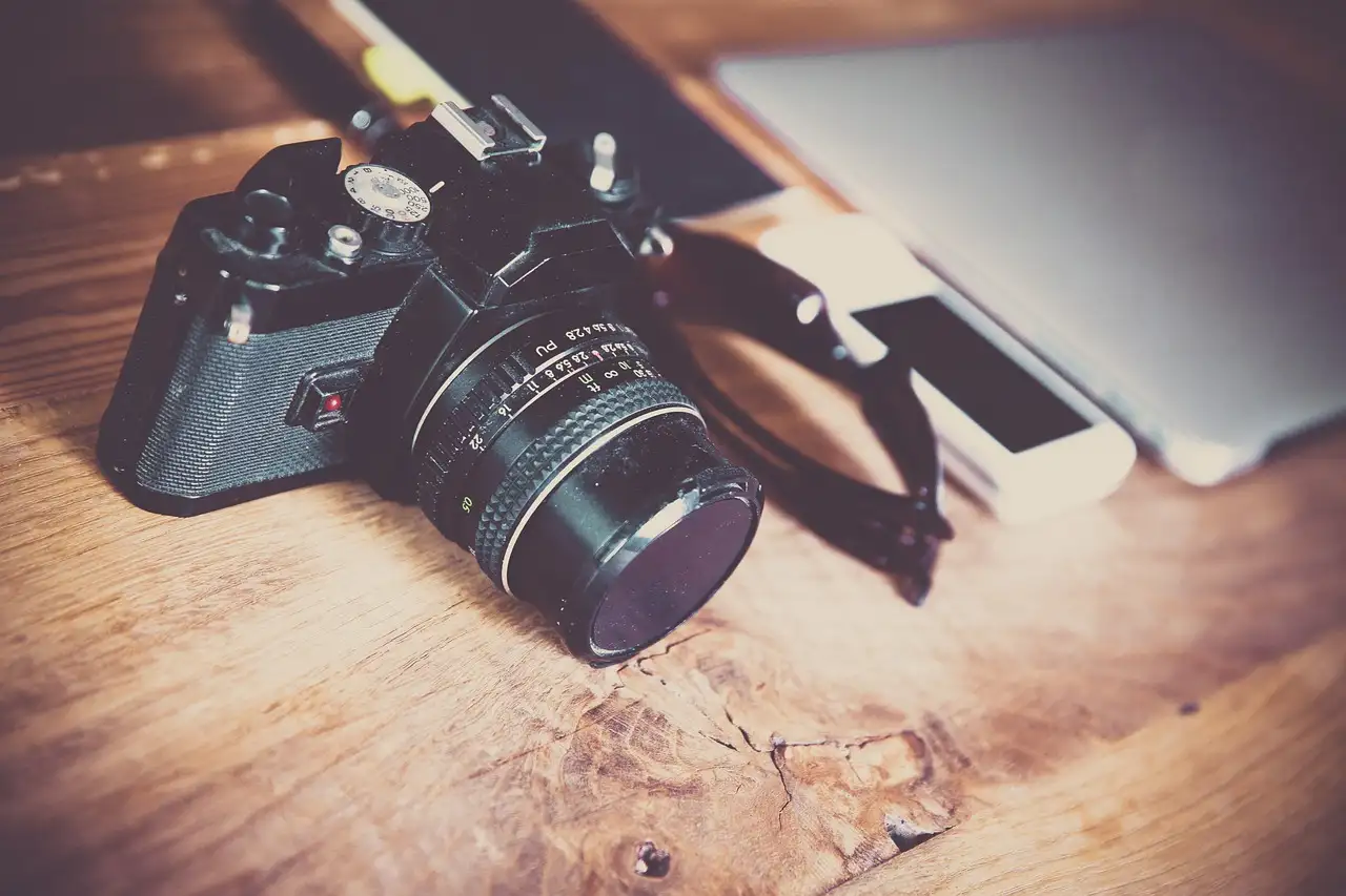 Qual a importância da primeira câmera portátil na fotografia?