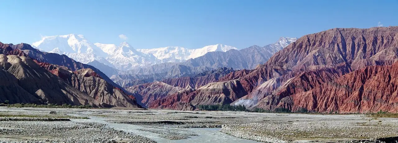 Qual a importância da Rodovia Karakoram para o turismo?