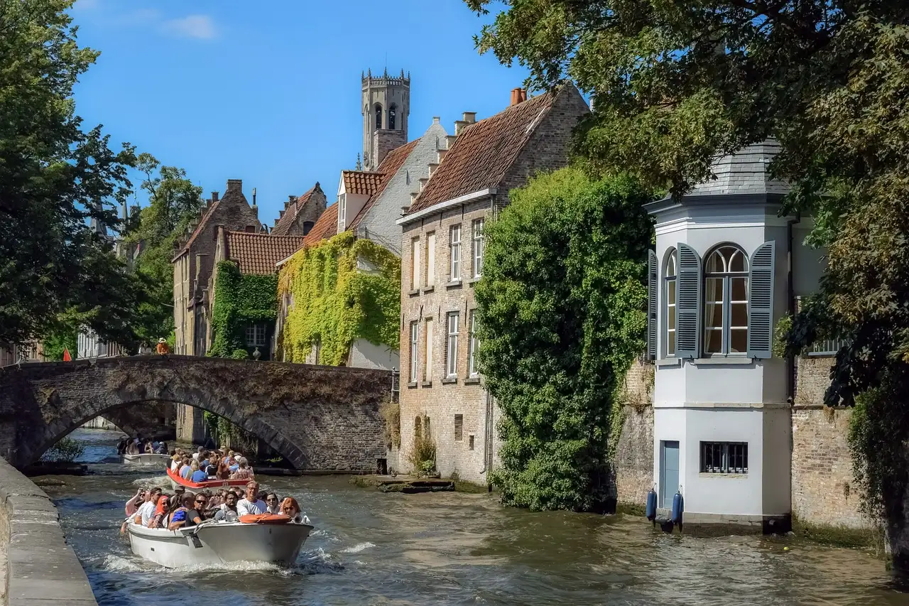 Qual cidade da Flandres se destaca na indústria de tecidos?