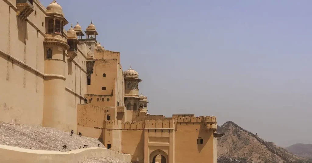 Qual cidade está localizada no deserto de Thar, na Índia?
