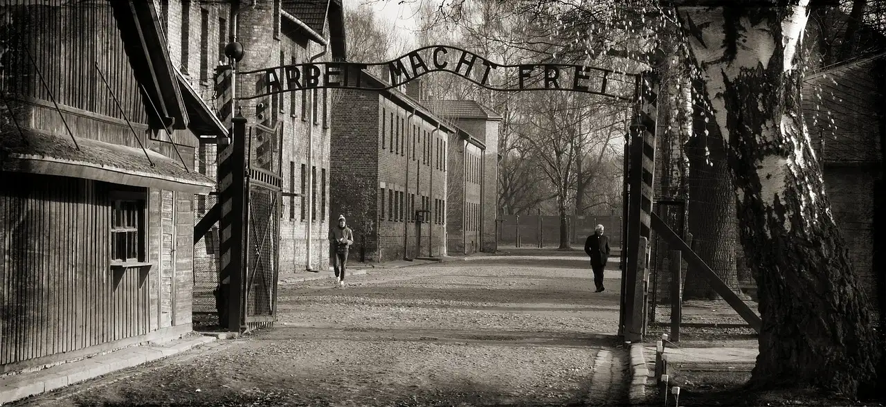 Qual é a cidade mais próxima do Museu de Auschwitz?