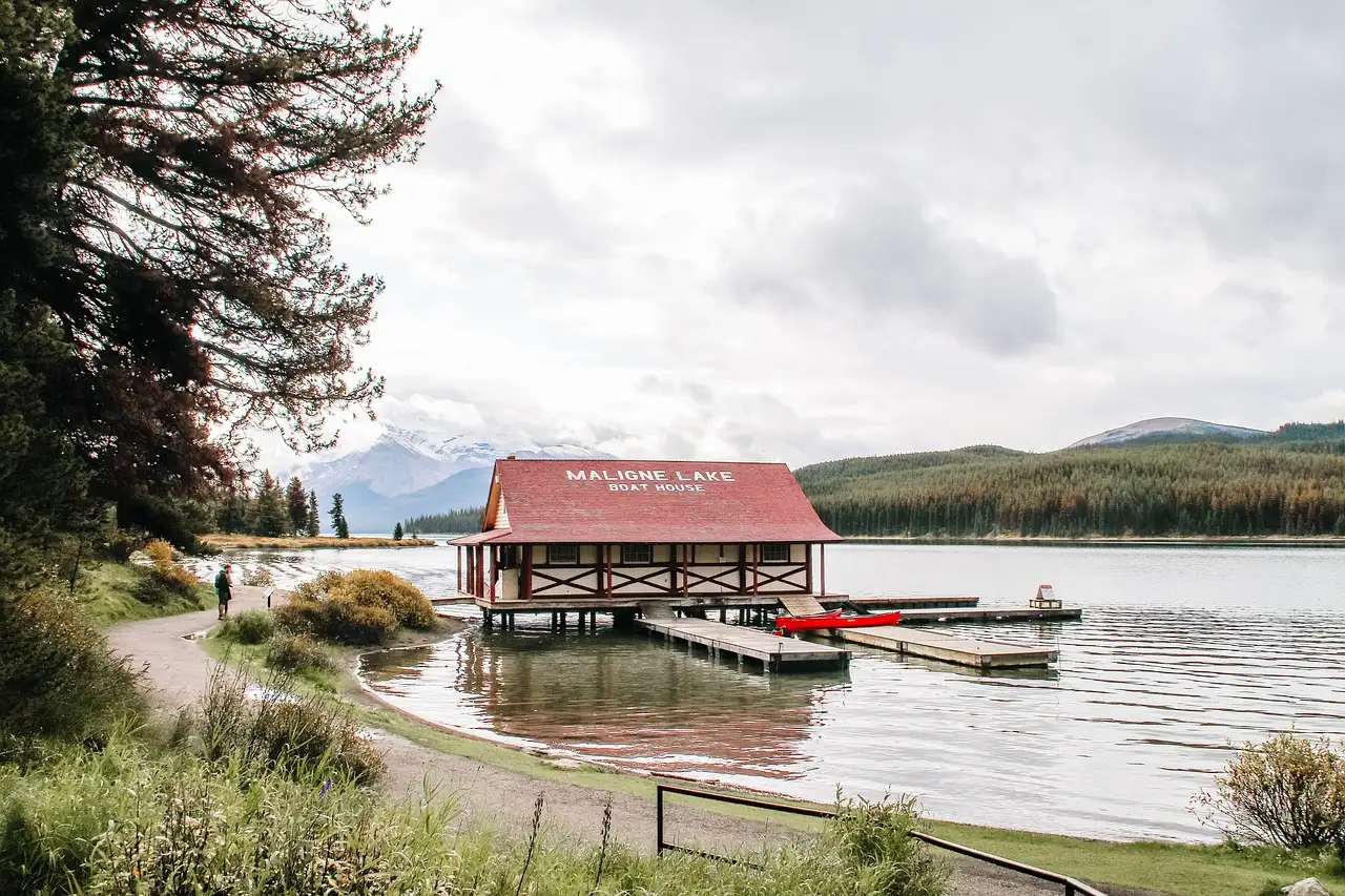 Qual é o tamanho do Lago Athabasca no Canadá? Descubra!