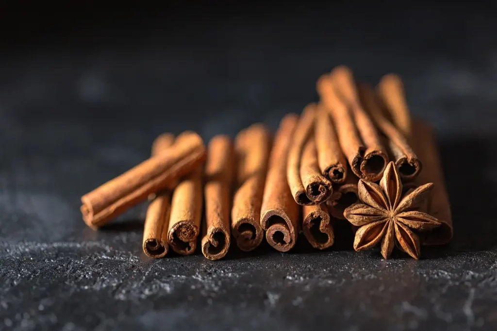 Qual especiaria é extraída da casca da caneleira?