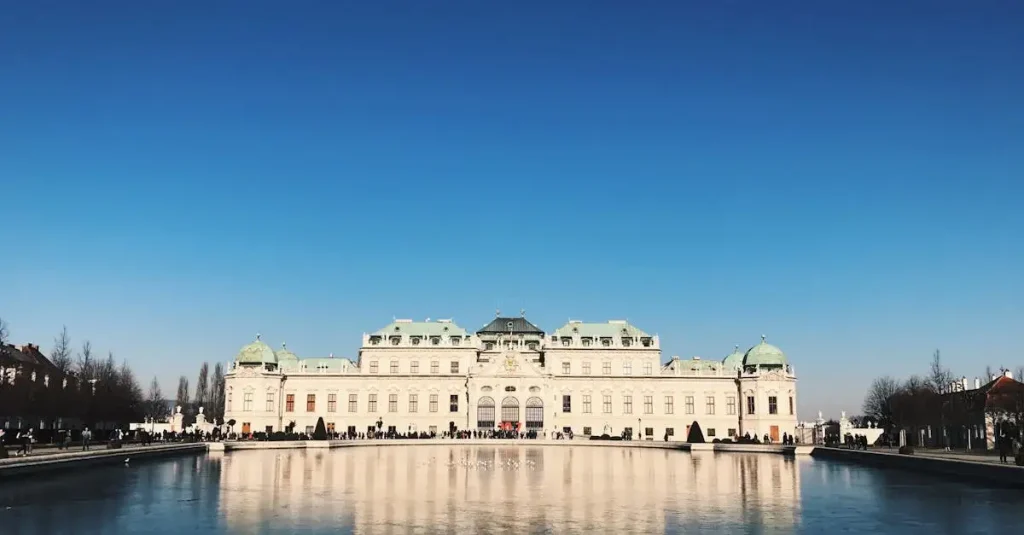 Qual museu revela a cultura austríaca em Viena?