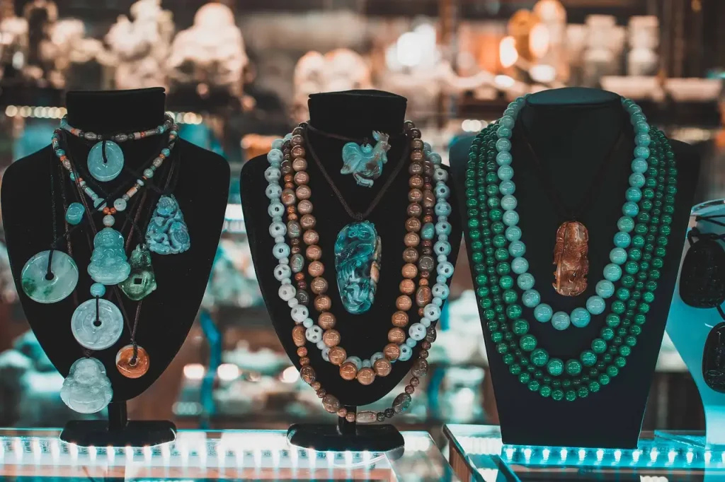 Como as pedras preciosas e o jade influenciaram a arte asteca?