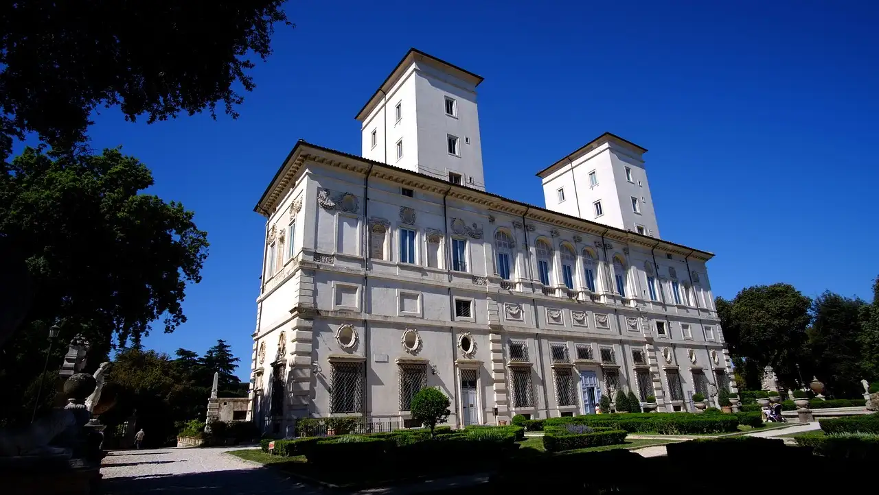 Em qual cidade fica a famosa Galleria Borghese?