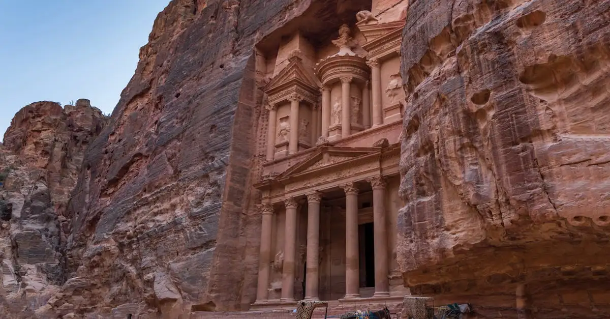 Onde está localizada a antiga cidade de Petra?