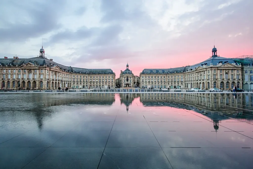 Qual cidade da França é famosa pelo vinho de Bordeaux?