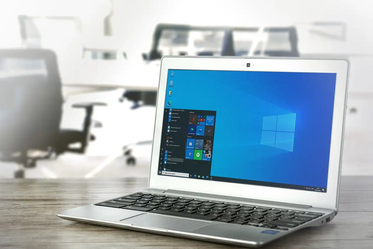 Como o Windows impactou a concorrência no mercado de PCs?