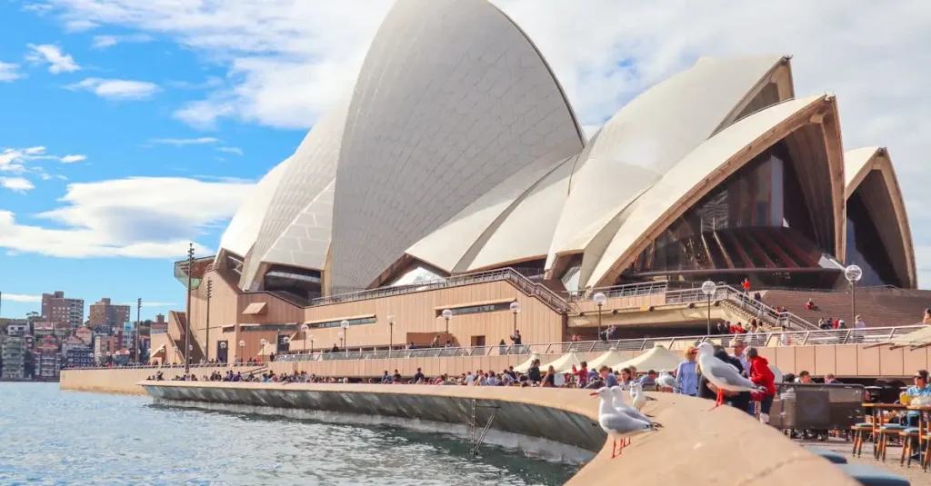 Qual é a cidade que abriga a famosa Sydney Opera House?