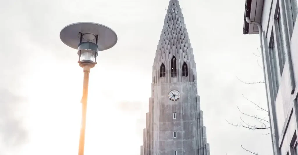 Qual igreja em Reykjavik imita colunas de basalto?