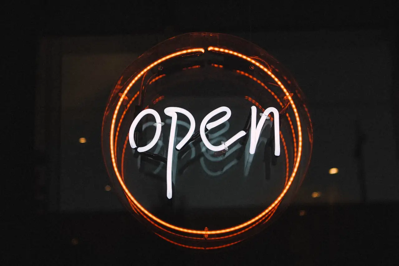 Como democratizar o desenvolvimento de software em código aberto?