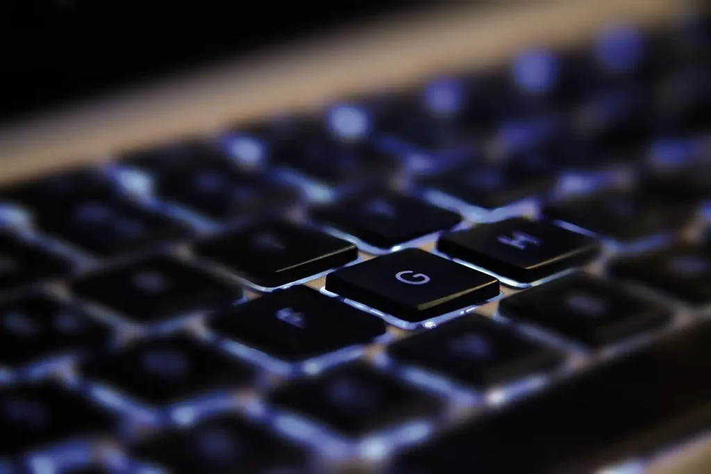 Como limpar seu teclado usando um pincel de forma eficaz?