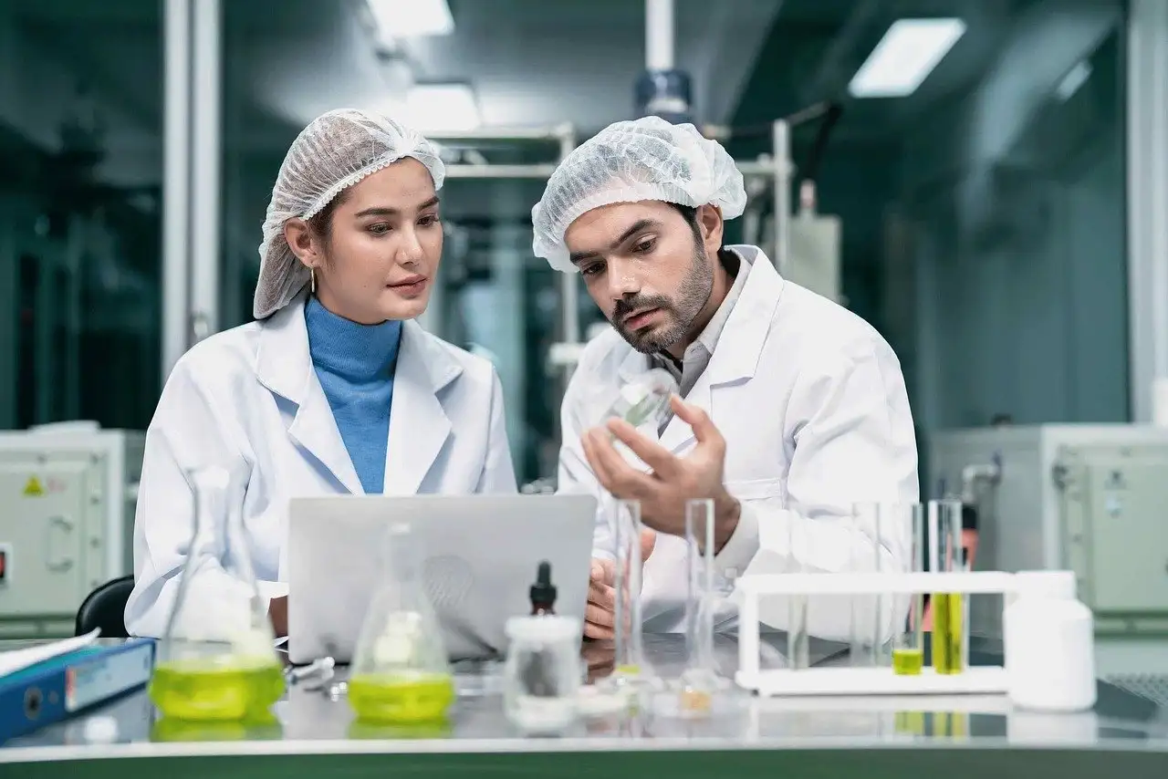 Como os ensaios clínicos aumentam a segurança dos medicamentos?