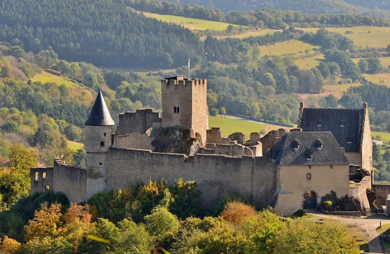 Qual cidade escocesa abriga um famoso castelo na colina?