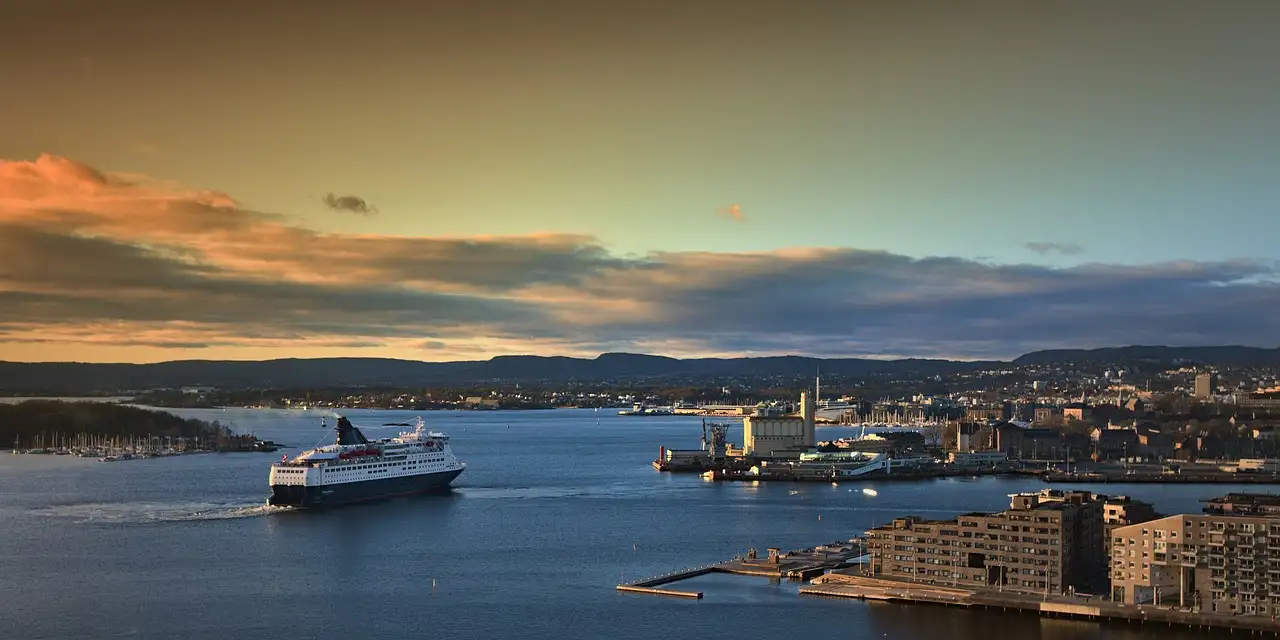 Qual é a capital da Noruega e quais suas principais características?