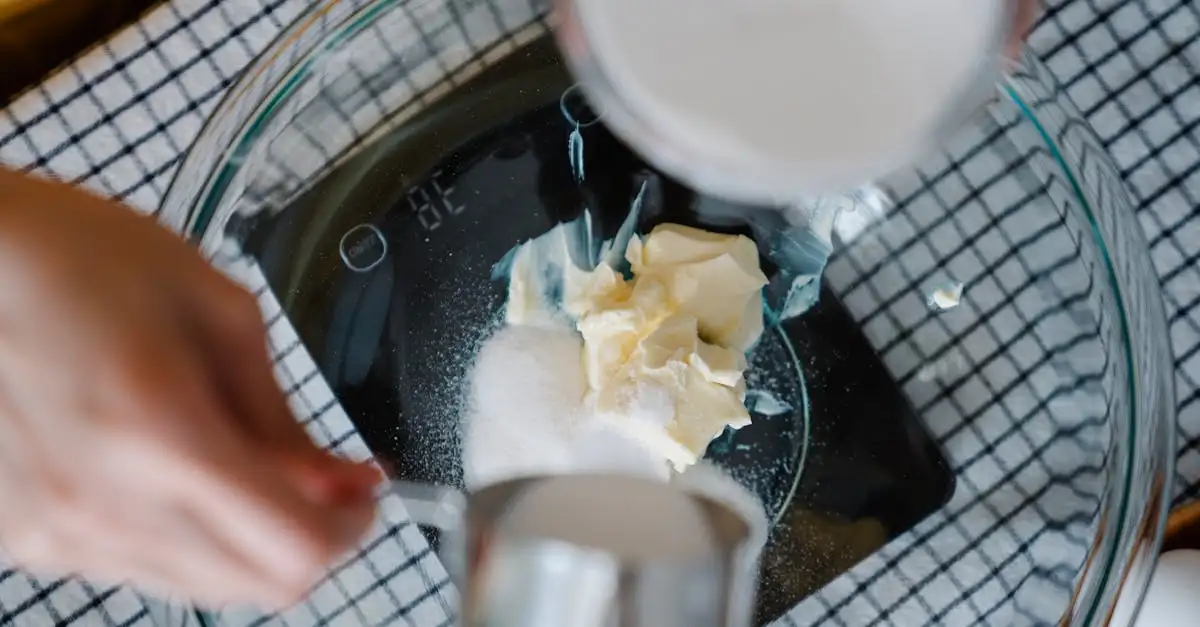 Como misturar manteiga na massa do bolo de forma fácil?
