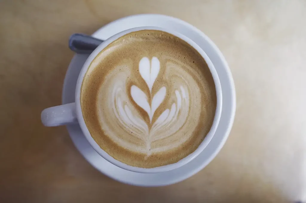 O que é caffé sospeso nas cafeterias italianas?