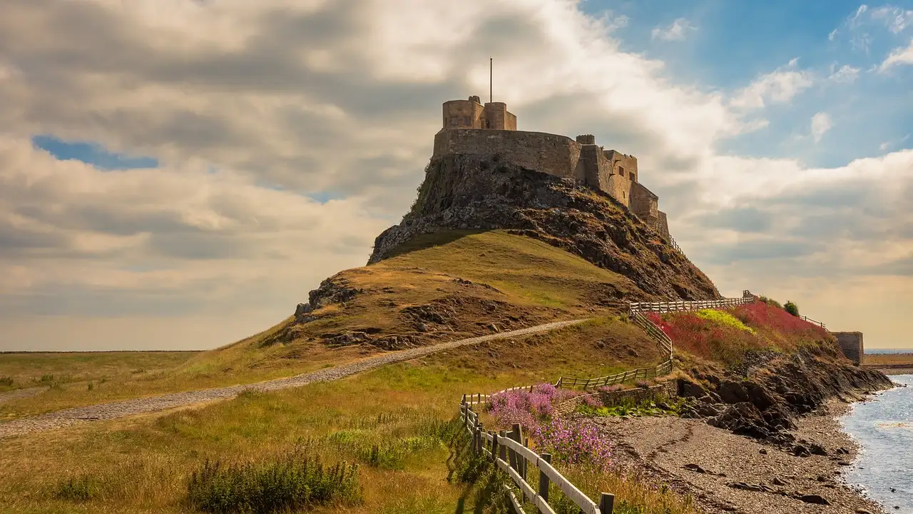 O que ocorreu no ataque a Lindisfarne em 793?
