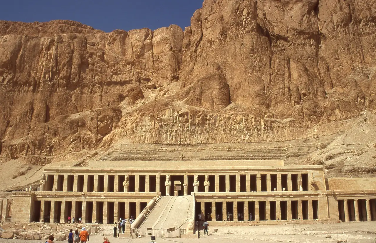 Por que Hatshepsut escolheu Deir el-Bahari para seu templo?