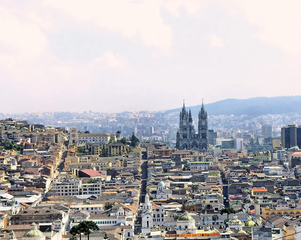 Quais os melhores locais para ver arquitetura colonial em Quito?