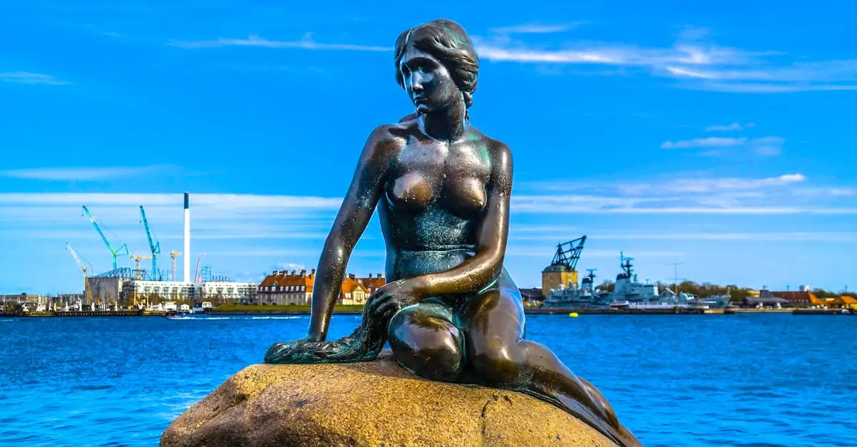 Qual cidade da Dinamarca abriga a estátua da Pequena Sereia?