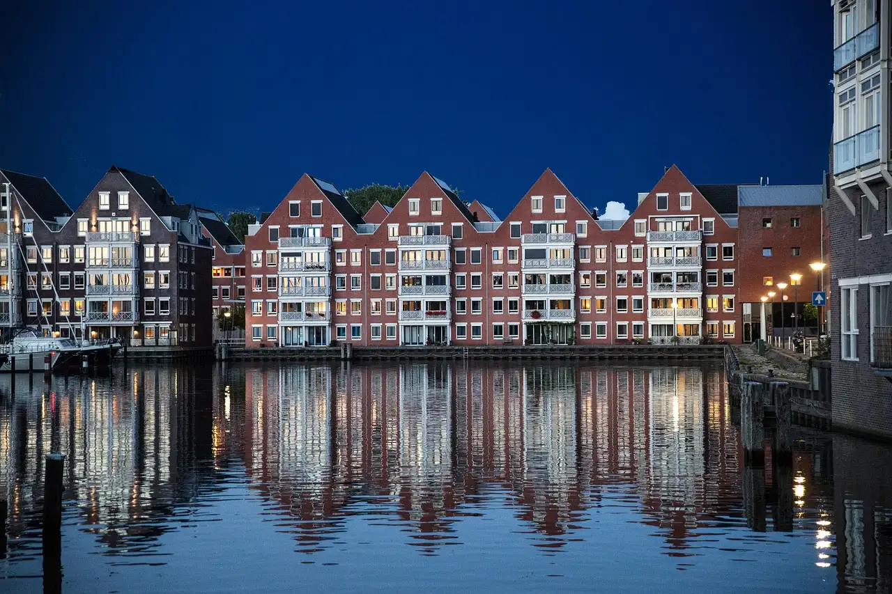 Qual cidade da Holanda é conhecida por seus fabricantes de instrumentos?