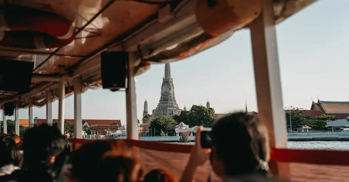 Qual cidade é lar do famoso templo Wat Arun?