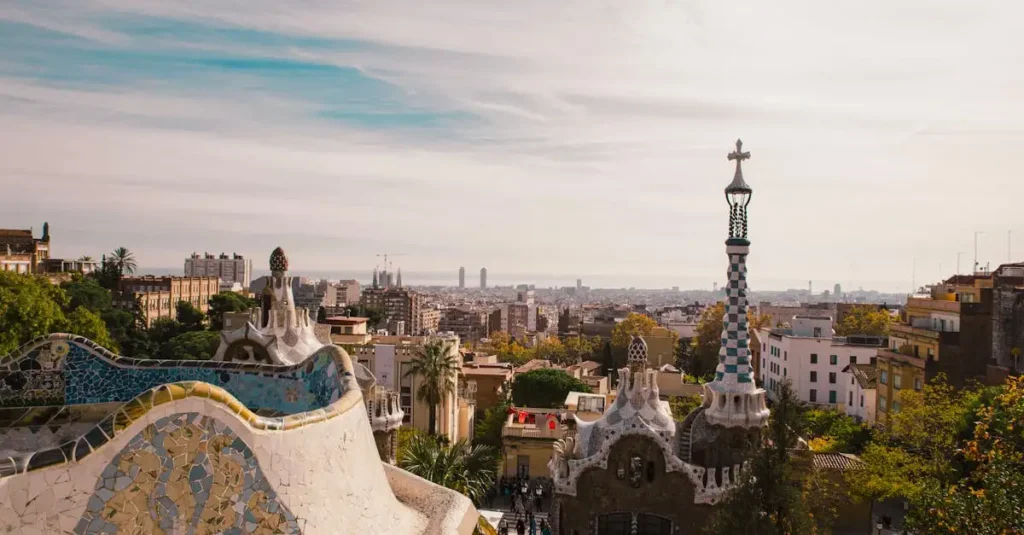 Qual cidade tem o Park Güell e a La Rambla?