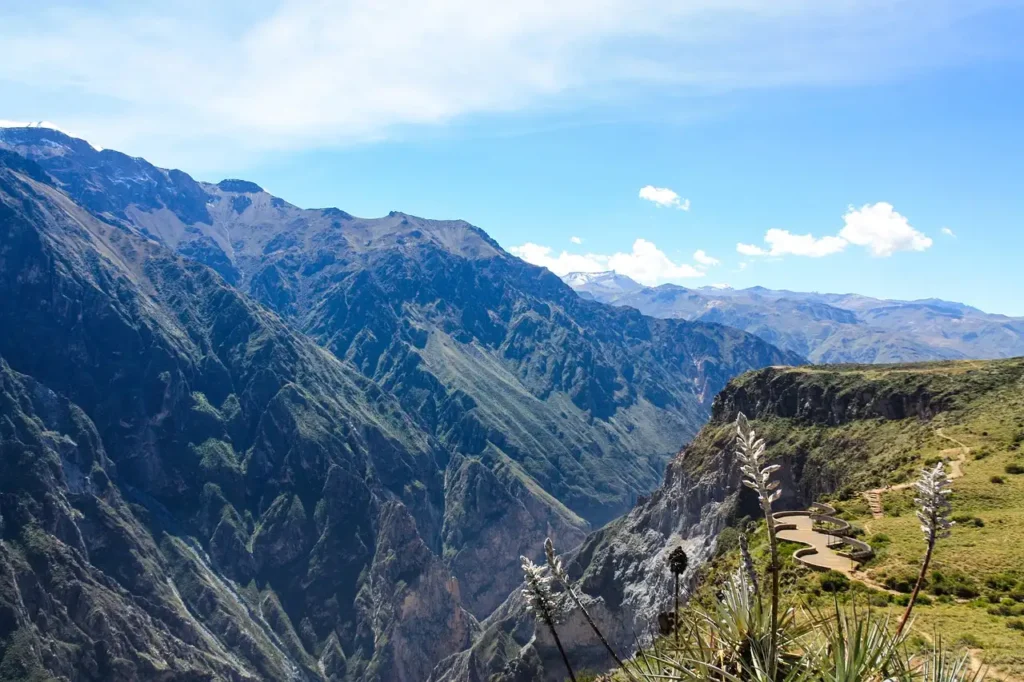 Qual é a cidade peruana que leva ao Canyon de Colca?