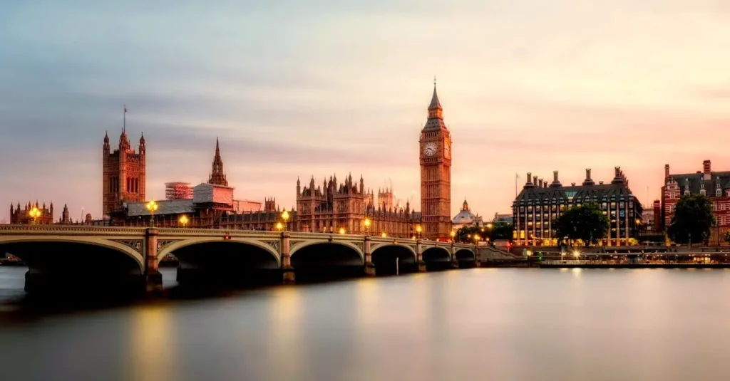 Qual foi o nome do primeiro parlamento da Inglaterra?