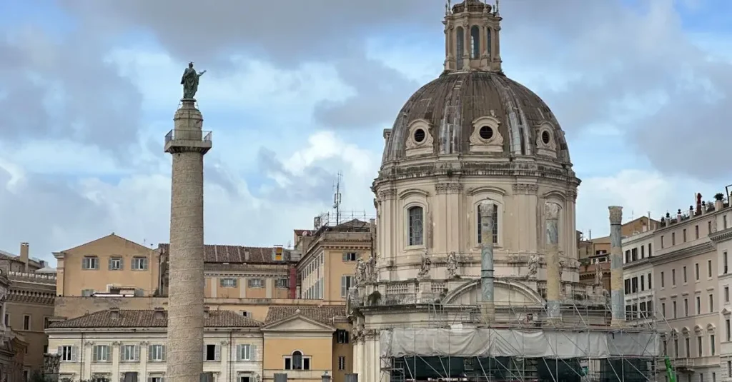 Como Constantinopla se destacava em relação a Roma?