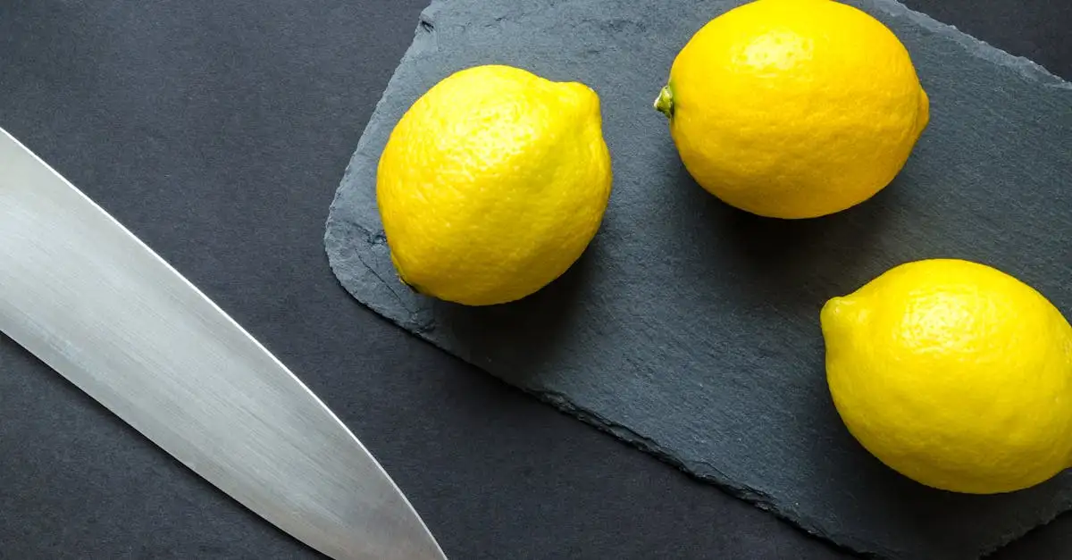Como o suco de limão elimina o cheiro de peixe da cozinha?