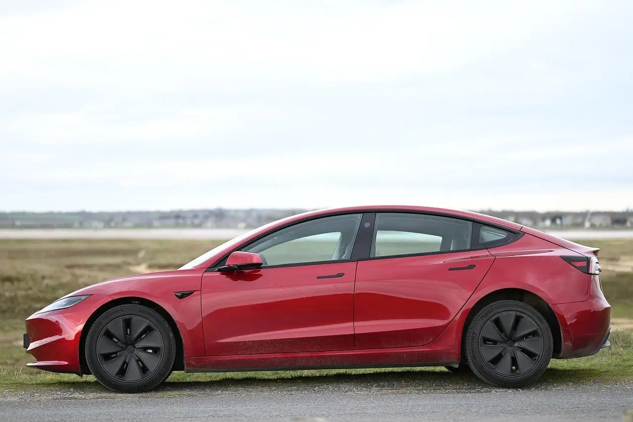 O que fez do Tesla Roadster o primeiro carro esportivo elétrico?