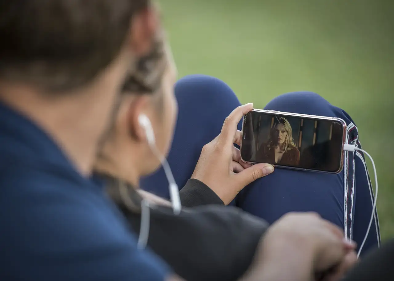 Por que vídeos curtos no TikTok conquistam os jovens?