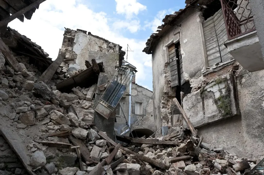 Quais foram os impactos do terremoto em Abruzzo em 2009?
