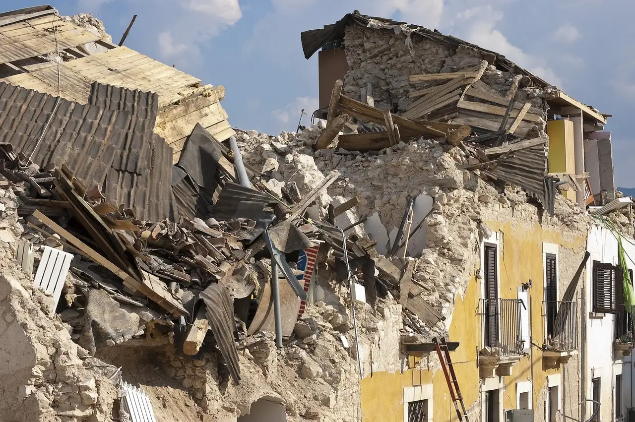 Quais foram os impactos do terremoto em Abruzzo em 2009?