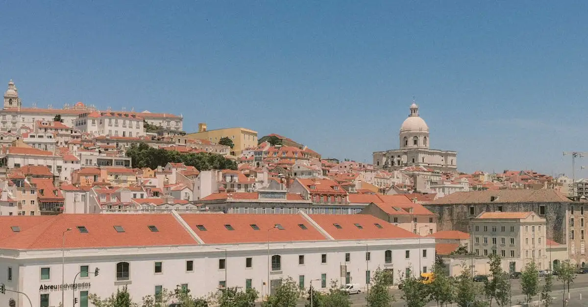 Qual cidade abriga o famoso bairro histórico Alfama?