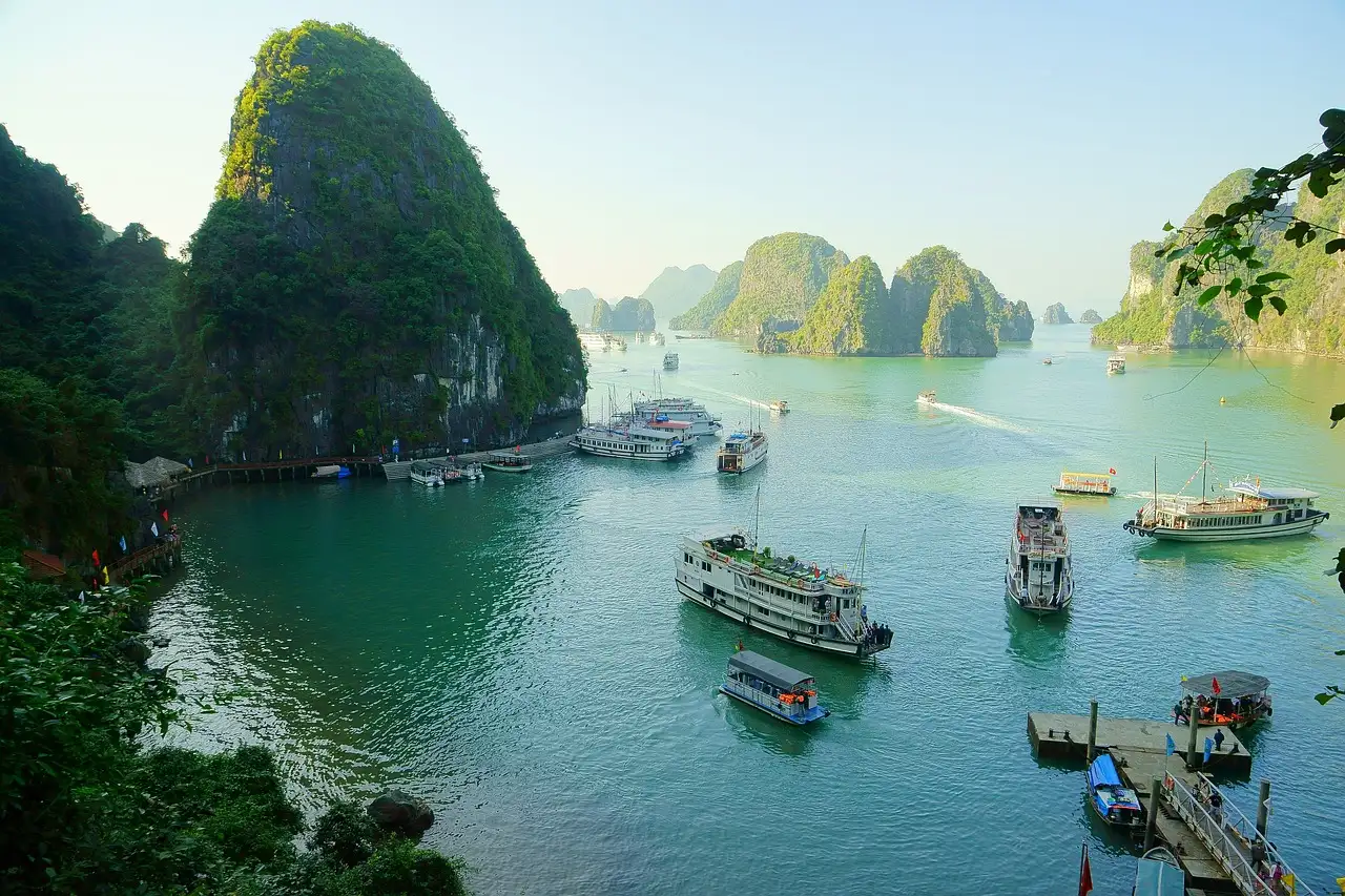 Qual cidade do Vietnã é famosa pela Baía de Halong?